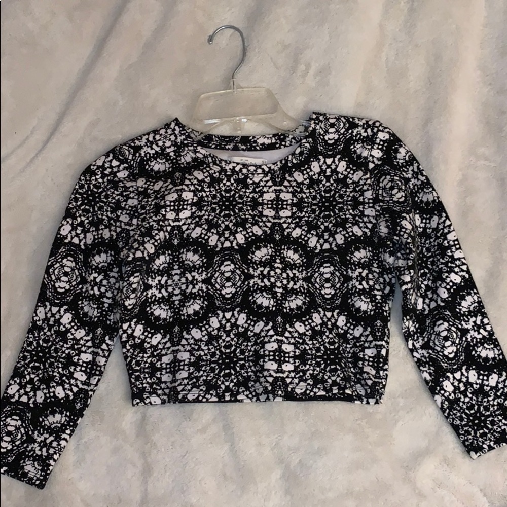 Black and white cropped long sleeve shirt